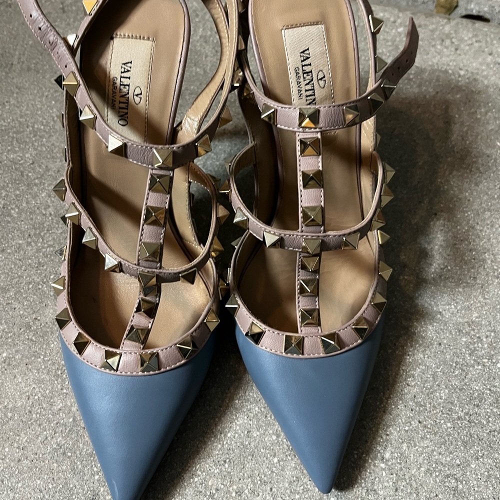 Valentino leather pump great condition/ only wear once
